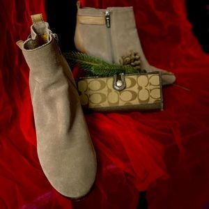 COACH BUNDLE. Hewes Safari Ankle Boots sz 9 and Coach Iconic Logo Wallet.